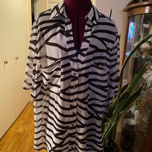 Bebe Short Sleeve Black and White Abstract Blouse